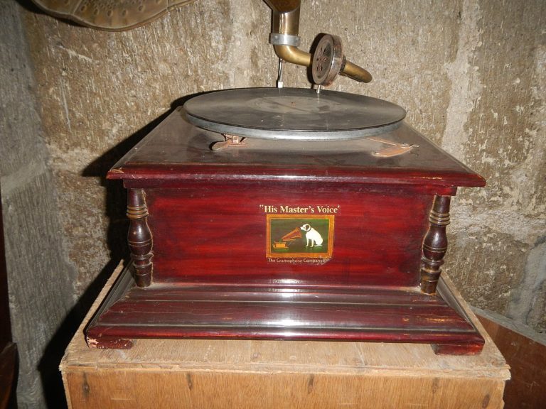 Jeden z prvních gramofonů. FOTO: Judgefloro/Creative Commons/Public domain