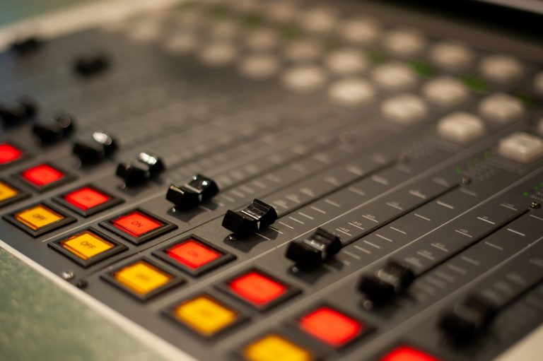 Rozhlasová stanice známá jako „bzučák“ vysílá záhadný monotónní zvuk 24 hodin denně. (Foto: AndrzejRembowski / Pixabay)