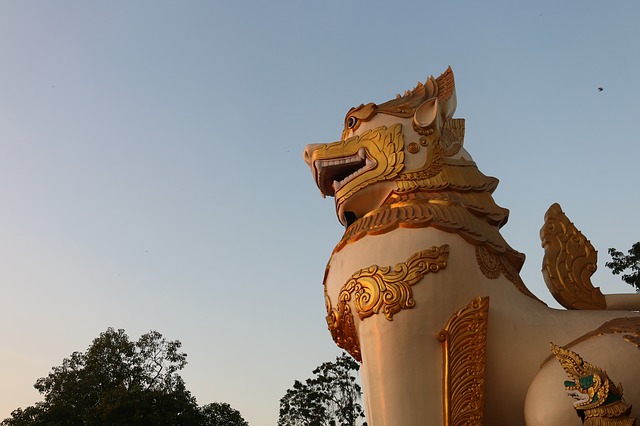Brány hlídají stvoření, podobná lvům. Jde o tzv. leogryfy, typické pro barmské svatyně. (Foto: Jerby, Pixabay)