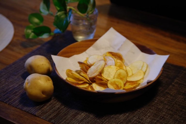 Stížnosti náročného hosta si americký šéfkuchař nenechá líbit, brambory mu zprudka osmaží. (Foto: Mayu Yamamura / Unsplash)
