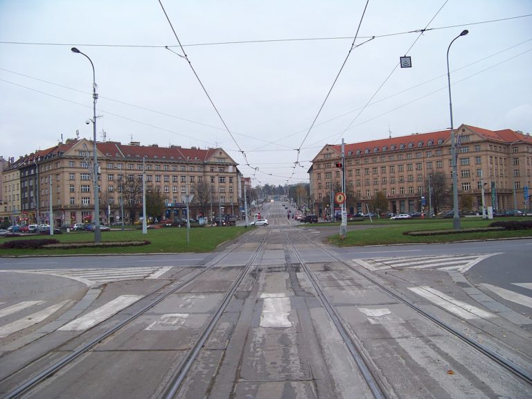 Po roce 1990 získá náměstí svůj původní název. FOTO: ŠJů/Creative Commons/CC BY-SA 3.0
