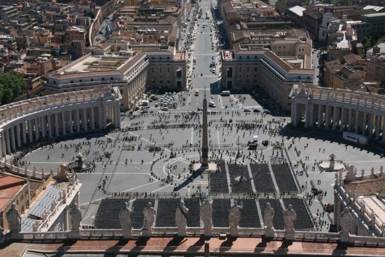 Obelisk na Svatopetrském náměstí se stěhoval dvakrát. Nejprve z Egypta do Vatikánu, podruhé, v roce 1586, z kraje náměstí doprostřed. Foto: Robert Ehrmann / Pixabay.
