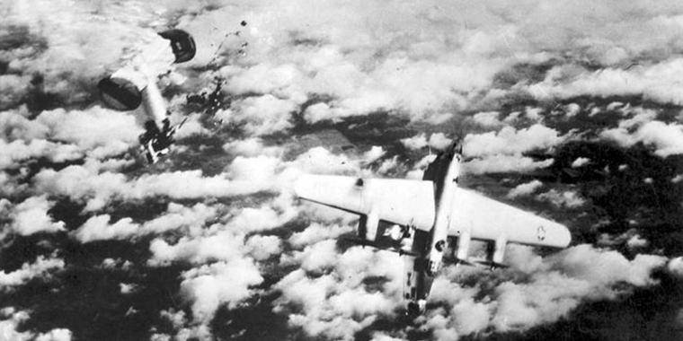 Americký bombardér B-24 Liberator sestřelený německým Messerschmittem. Foto: Creative Commons, US Army Air Force , Volné dílo.