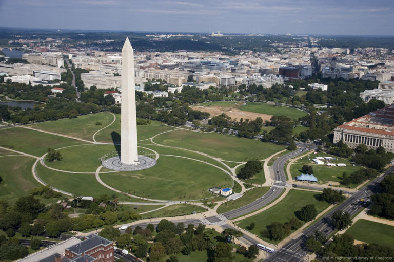 Nejvyšším obeliskem na světě je se svými 169 metry Washingtonův monument, vystavěný mezi lety 1848 až 1884. Není však monolitem, tvoří ho kvádry z mramoru, žuly a pískovce. Foto: /US Department of State / Creative Commons / CC BY-NC 2.0.