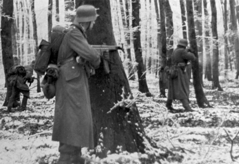 Zbraň se osvědčila také při německé ofenzívě v Ardenách na sklonku války. Foto: Creative Commons, Bundesarchiv, CC BY-SA 3.0 de.