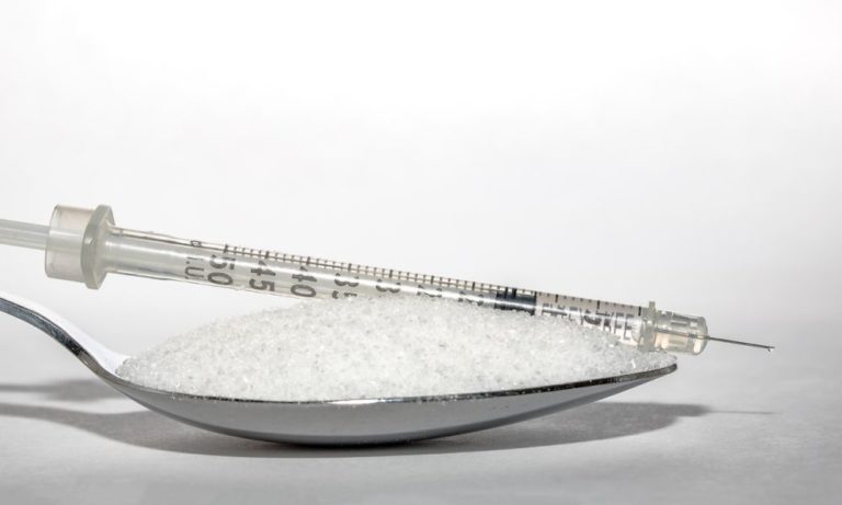 Rozhodující měrou se na regulaci množství cukru v krvi podílí hormon inzulin. Pomáhá buňkám v těle cukr získávat z krve, aby ho mohly využít jako zdroj energie. Foto: Myriams-Fotos / pixabay