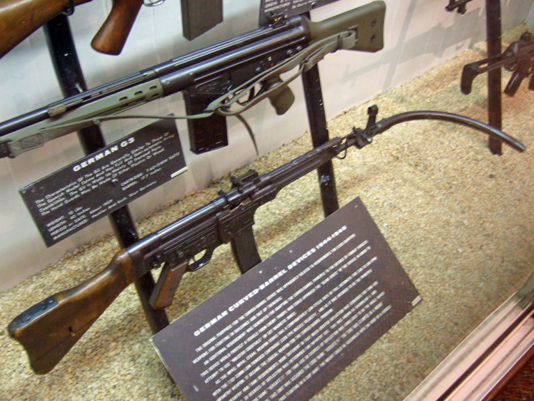 Model StG 44 s nápadně zahnutou hlavní. Foto: Creative Commons, Joe Loong, CC BY-SA 2.0.