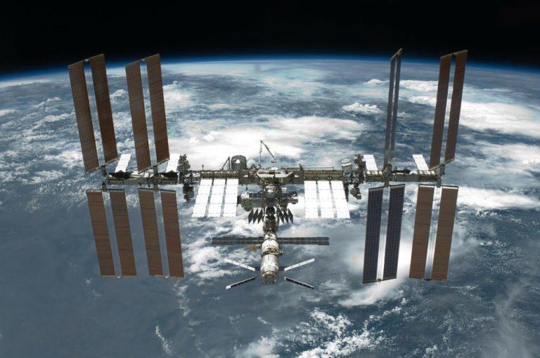 Mezinárodní vesmírná stanice, známější pod zkratkou ISS, je v současné době jediná trvale obydlená vesmírná stanice. Foto: WikiImages / pixabay
