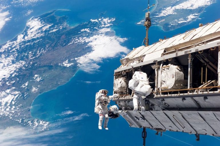 První díl stanice, modul Zarja, byl vynesen na oběžnou dráhu 20. listopadu 1998. Od 2. listopadu 2000, kdy na stanici vstoupila první stálá posádka, je trvale obydlena. Foto: NASA-Imagery / pixabay