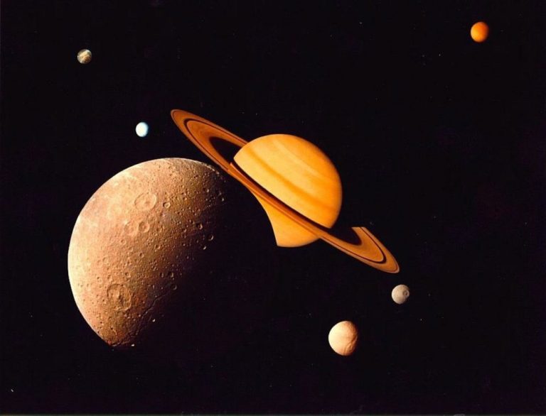 Do jeho blízkosti byla v roce 2005 vyslána sonda Cassini, která podnikla několik blízkých průletů okolo. Foto: WikiImages / pixabay