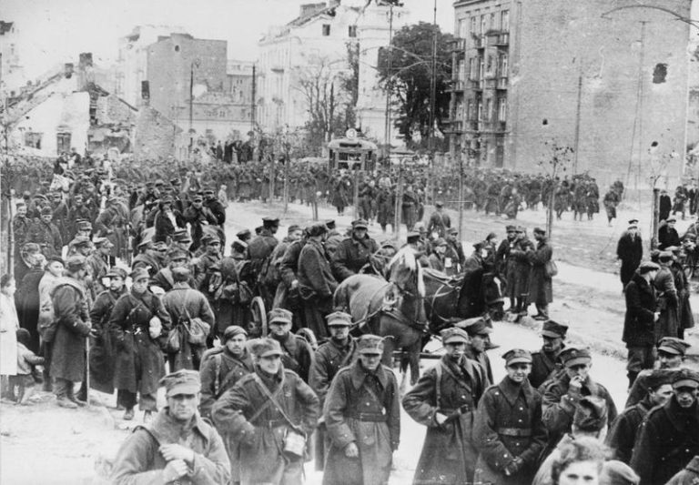 Polští vojáci míří do německého zajetí. Foto: Creative Commons, Imperial War Museum, HU 5485, Public Domain.