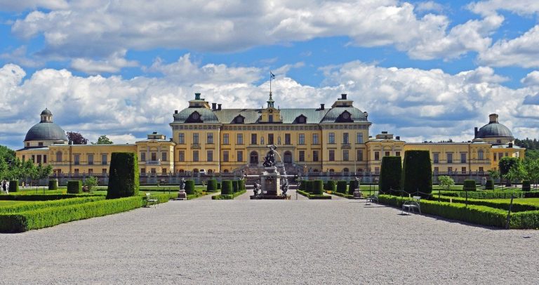 Na předměstí švédské metropole na ostrově Lovön v jezeře Mälaren leží soukromá rezidence švédské královské rodiny Drottningholmský palác. (Foto: Erich Westendarp, Pixabay)