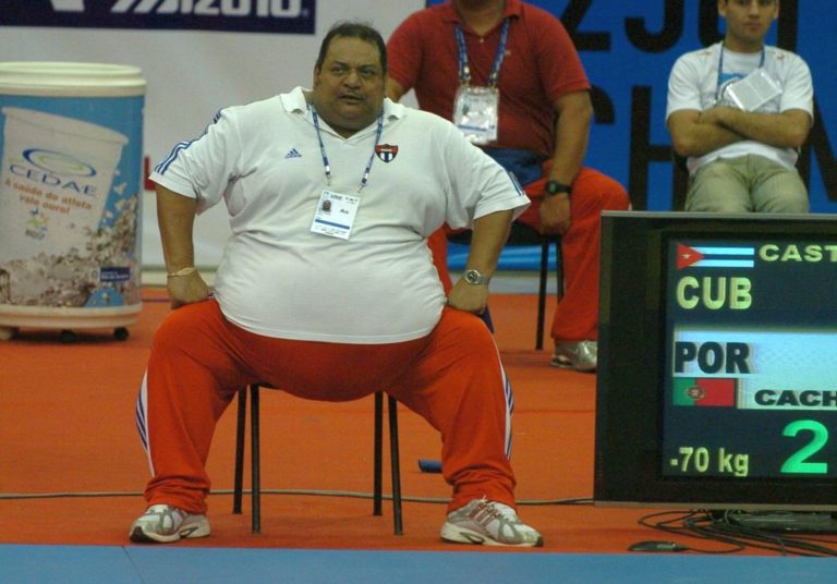 Trenér kubánské judistky Ronaldo Veitia Valdivie krok sice obdivuje, rozhodně jej ale netěší. Foto: Archiv JudoInside www.judoinside.com.