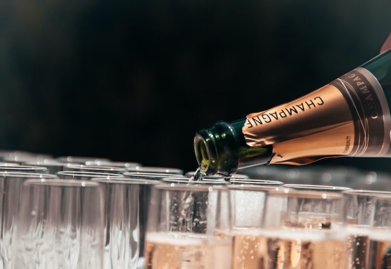 Oblast Champagne, která šumivé víno proslaví, Dom Pérignon pro jeho výrobu doporučí. (Foto: Tristan Gassert / Unsplash)