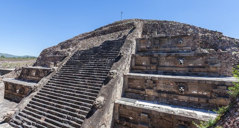 Quetzalcoatlův chrám v Teotihuacánu. Na podobnou stavbu narazíme i v Tikalu. FOTO: Diego Delso/Creative Commons/CC BY-SA 3.0