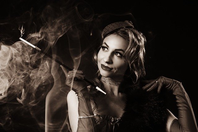 Cigarety jsou svého času u žen považovány za okouzlující doplněk. (Foto: Victoria Borodinova, Pixabay)