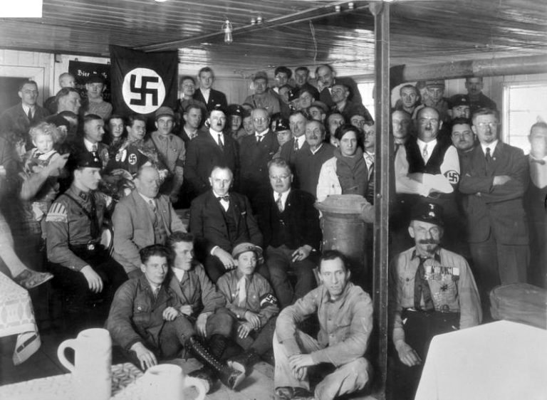 Hitler ve společnosti spolustraníků z NSDAP. Foto: Creative Commons, Bundesarchiv, Bild 119-0289 / Unknown author / CC-BY-SA 3.0.