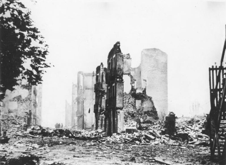 Vybombardovaná Guernica (Bundesarchiv, Bild 183-H25224 common wikimeia CC-BY-SA 3.0)