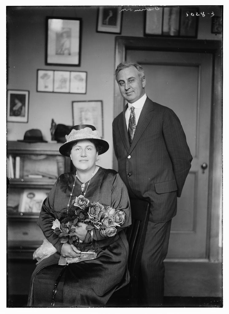 Ema Destinnová v roce 1919 po boku manžela. Foto: Creative Commons, Bain – Library of Congress, volné dílo.