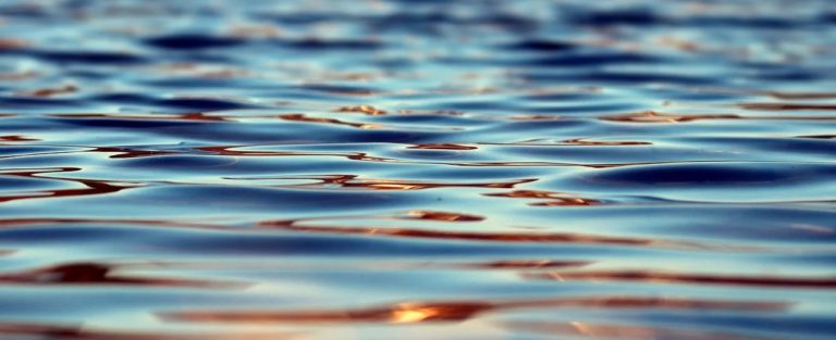 I přesto, že dochází k vysychání jezer, je možné navýšení koncentrace fosfátů na jejich březích v řádu několika milionů, fosfor se tak může jednoduše stát součástí molekul. Foto: pixel2013 / pixabay
