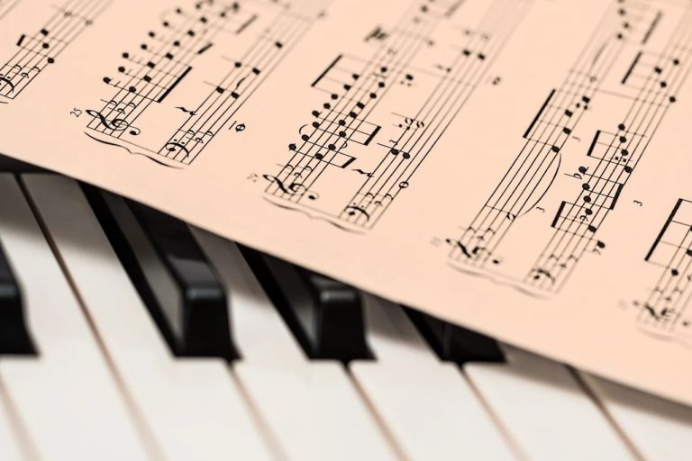 Vztah hudby k epilepsii je komplexní, hudba může provokovat záchvaty (musikogenní epilepsie) ale podle řady studií může mít i antiepileptický efekt. Foto: stevepb / pixabay
