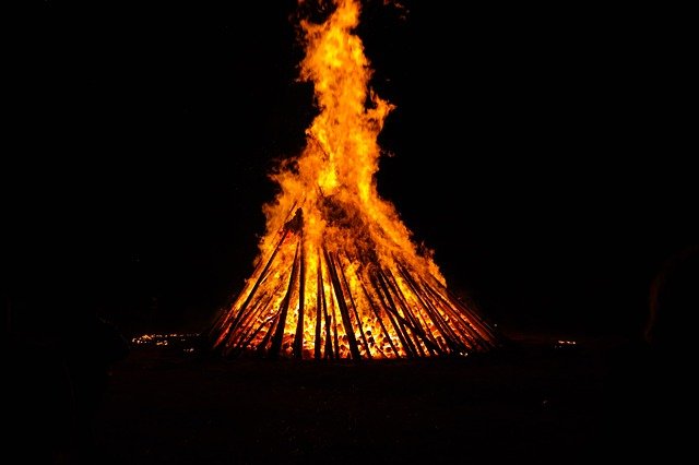 Oslavy letního slunovratu jsou spojeny se zapalování tradičních ohňů.(Foto: Hans Braxmeier, Pixabay)