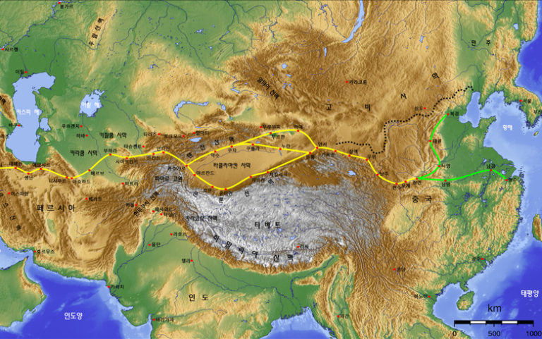 Hlavní trasa stezky vede podél pouště Taklamakan v čínské provincii Sin-ťiang. (Foto: Jyusin / Creative Commons / CC BY-SA 3.0)