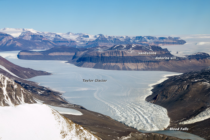 Taylorův ledovec s Krvavým vodopádem(Foto: Michael Studinger, NASA/commons.wikimedia.org/volné dílo)