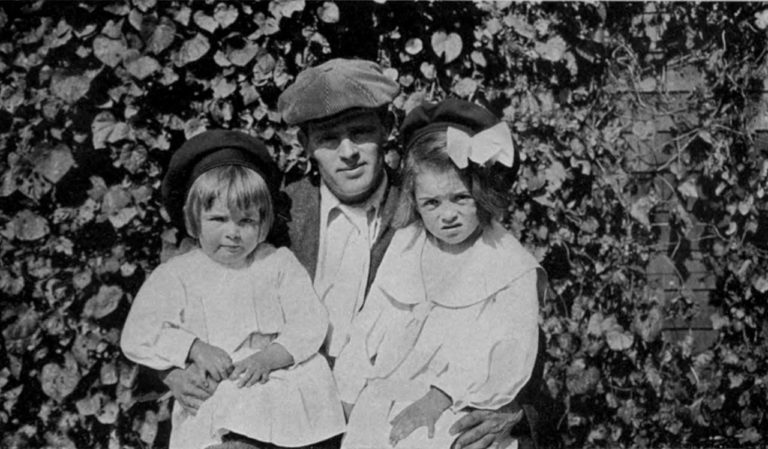 Slavný spisovatel se svými dcerami Becky a Joanou. Foto: Creative Commons, Published by Century Company, NY, 1921 - The Book of Jack Londonby Charmian London, Public Domain.