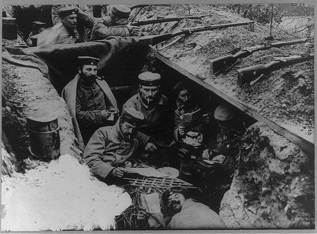 Německé zákopy. Velení Němců se snaží dopřát vojákům alespoň maličko pohodlí. FOTO: picryl