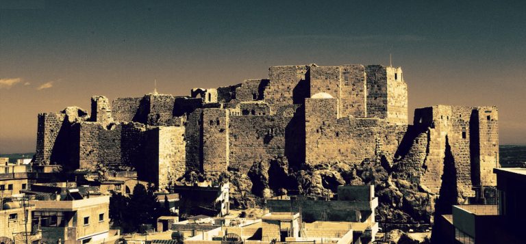 Masjaf, hlavní pevnostní sídlo syrské odnože asasínů. Foto: Creative Commons, Nabih Farkouh, CC BY-SA 3.0.