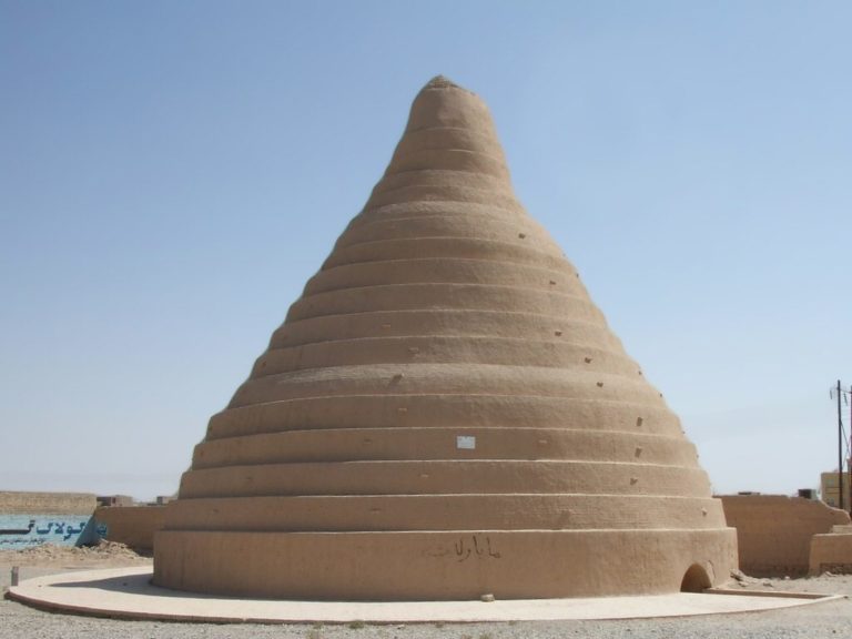 Stavby zvané Yakhchāl sloužily k uchování potravin před 2400 lety. Mnohé stojí dodnes. Foto: Pastaitaken / Creative Commons / CC BY-SA 3.0.