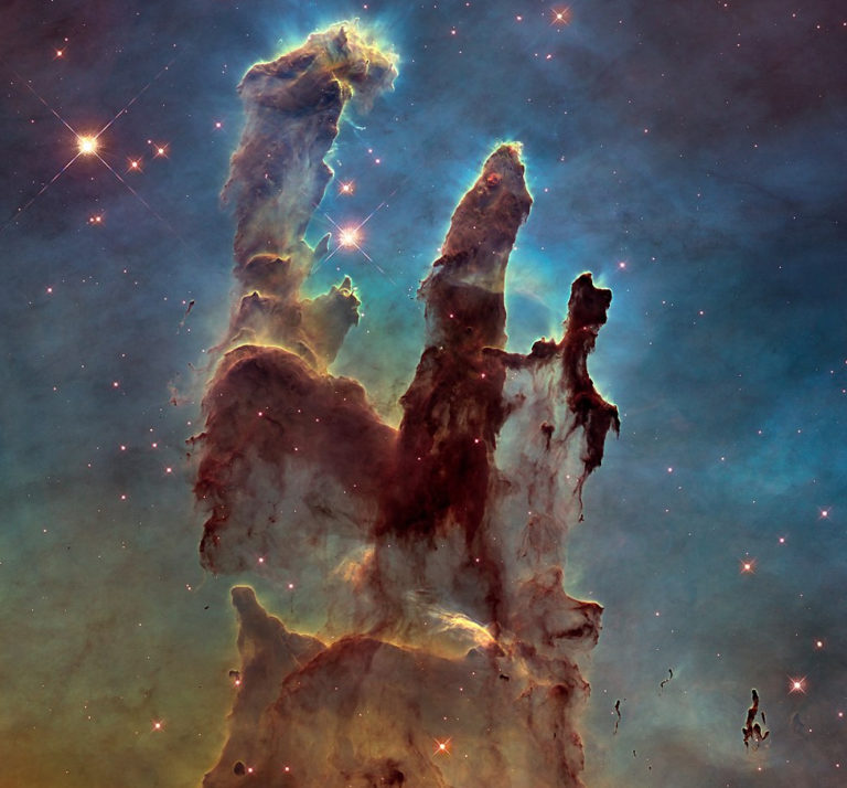 Pilíře vyfotí Hubbleův teleskop ještě jednou, a to v roce 2014. Díky novějším technologiím je snímek daleko kvalitnější, s fascinujícími detaily. (Foto: NASA, ESA, and the Hubble Heritage Team / Creative Commons)