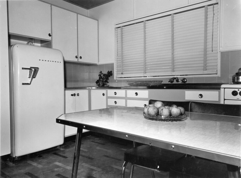 Lednička začne být součástí běžných domácností až tak od 20. let minulého století. Foto: Queensland State Archives / Creative Commons / CC PDM 1.0.