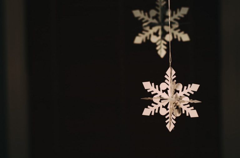 Alespoň jednu sněhovou vločku má na svém vánočním stromečku snad každý z nás. Foto: unsplash