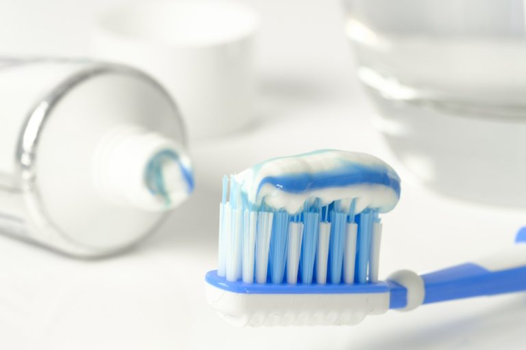 Některé zubní pasty mají lákavé příchutě. Místo svačiny si je však nedávejte! Foto: Bru-nO / Pixabay.