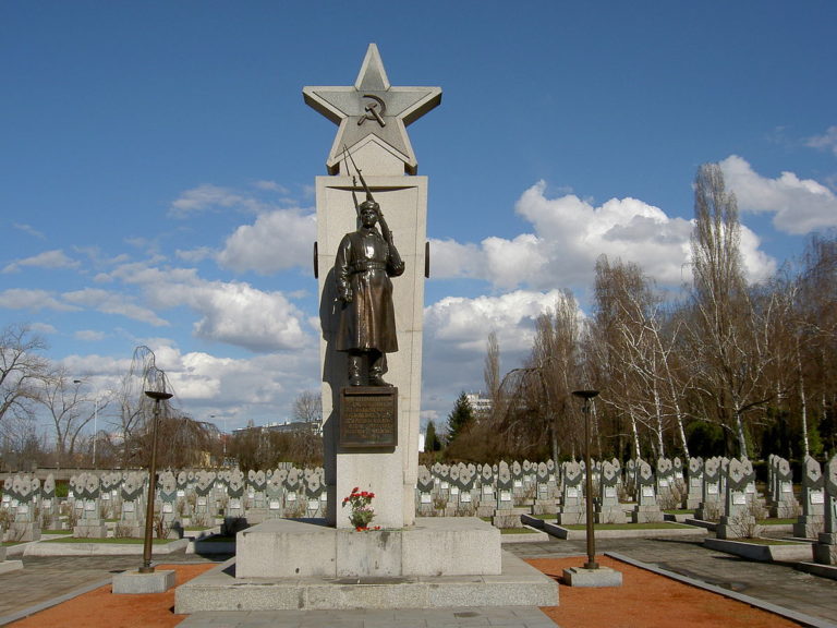 Na čestném pohřebišti sovětských vojáků odpočívá z celkového počtu jenom 95 skutečných obětí závěrečné fáze bojů. FOTO: Dezidor/Creative Commons/CC BY-SA 3.0