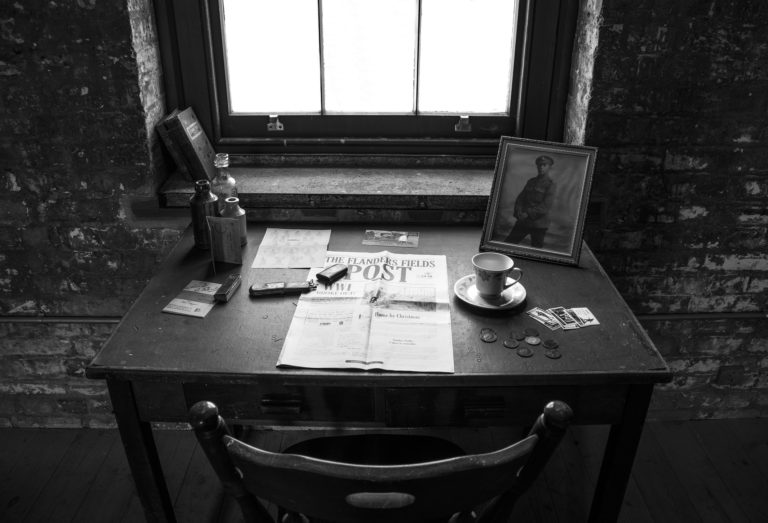 Psací stůl přímo svádí k sepsání pozdravu rodině. FOTO: pixabay