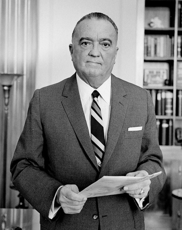 J. Edgar Hoover ví na každého něco a komunistu vidí za každým rohem. (Marion S. Trikosko, Knihovna Kongresu, Volné dílo, commons.wikimedia)