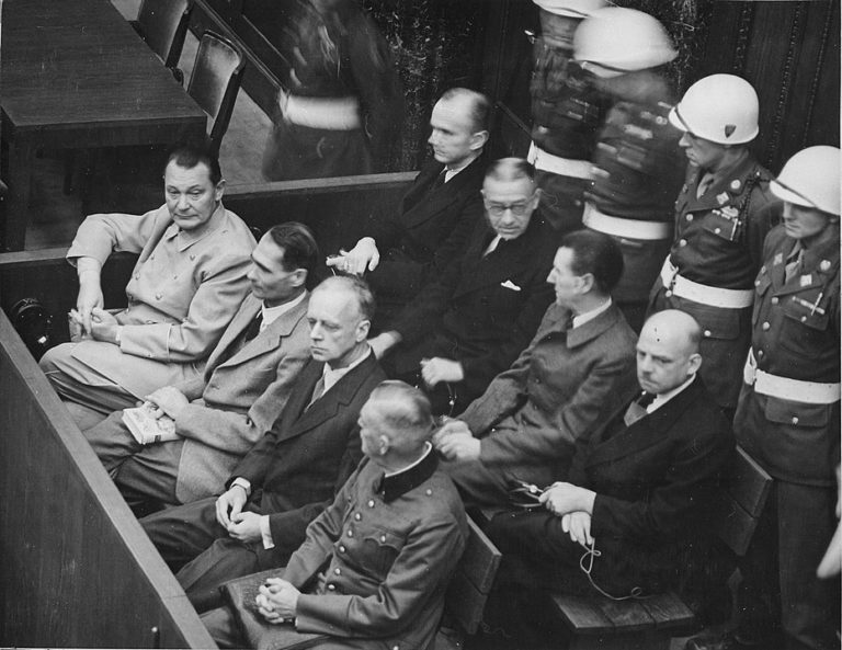 Nacističtí pohlaváři u soudu, tak všichni znají Norimberský proces. Ale co se dělo v zákulisí? (National Archives and Records Administration 540128, Volné dílo, commons.wikimedia)