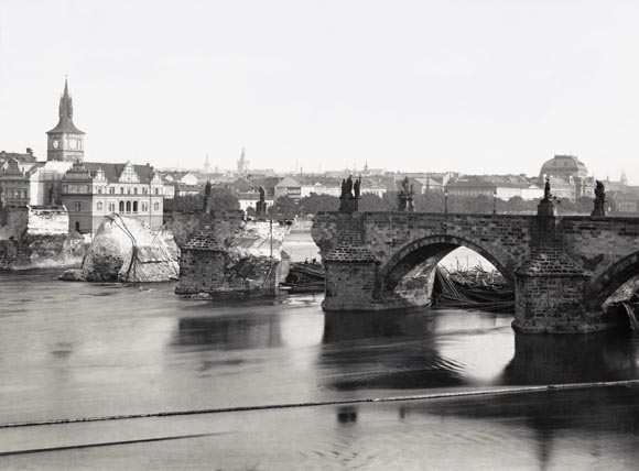 Povodeň Karlův most podstatně zničí v roce 1890. Foto: Creative Commons, Rudolf Bruner-Dvořák (1864-1921) – Scheufler collection, Volné dílo.