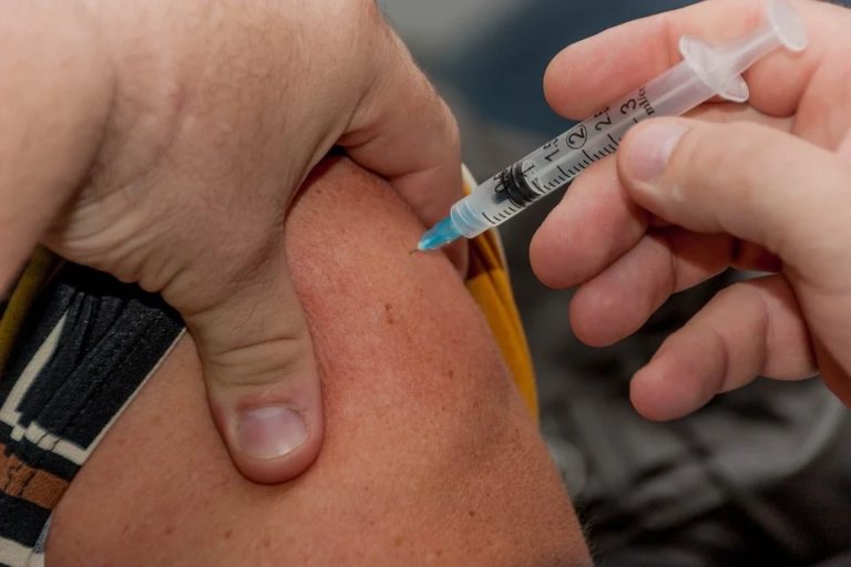 Lékaři jako řešení vybízejí k očkování, to musí probíhat každoročně, virus totiž každý rok mutuje a nelze si vůči němu získat imunitu. Foto: huntlh / pixabay