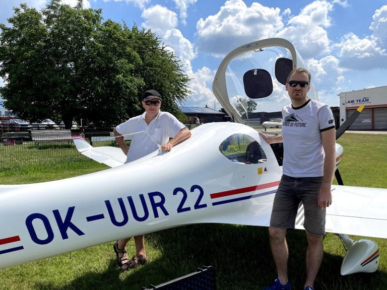 Petr Dvořák vpravo a pilot Ivo Jebáček z Leteckého ústavu. Foto: FSI VUT
