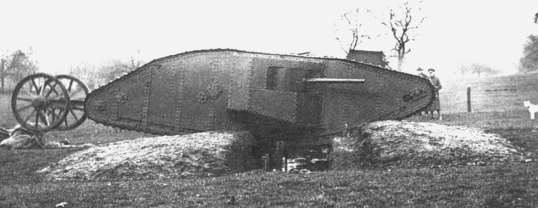 Prototyp tanku Mark I „Mother“ v roce 1916 (David Fletcher, The British Tanks 1915-19, Ramsbury 2001. commons.wikimedia)