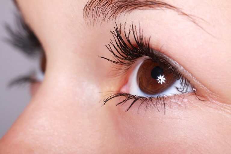 Cizí tělísko na povrchu oka – písek, kousek kůry, kamínek, hmyz či jiné cizí tělísko. Oko zpravidla ostře bolí, slzí, je světloplaché a víčka mohou otéct. Je vhodné provést výplach postiženého oka vodou, při velké bolesti podat dětská analgetika a dítě nechat vyšetřit oftalmologem. Foto: PublicDomainPictures / pixabay