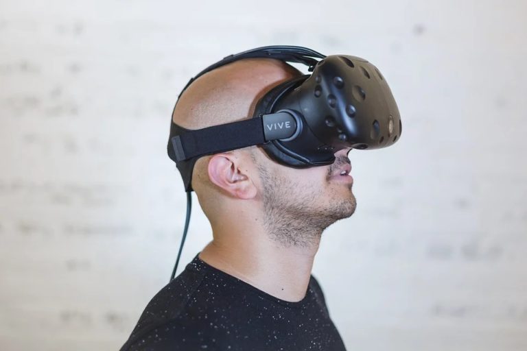 Virtuální realita je technologie umožňující uživateli ocitnout se v simulovaném prostředí. Foto: StockSnap / pixabay