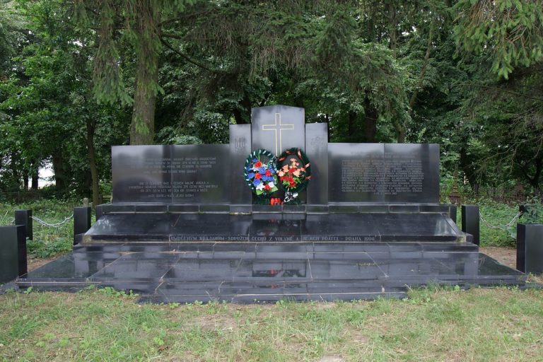 Dnes na tragédii upozorňuje památník věnovaný vyvražděným českým rodinám. Foto: Creative Commons, Dajda4603, CC BY 3.0.