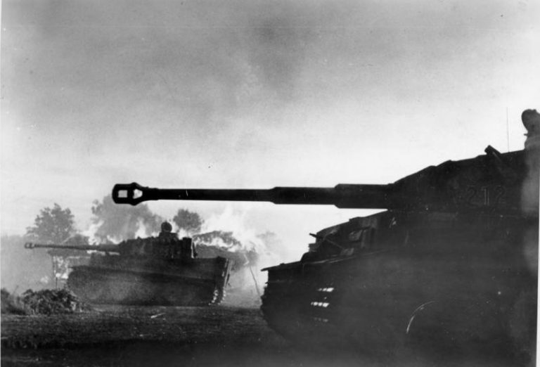 Německé tanky v akci. K vítězství nakonec nepomohly. FOTO: Bundesarchiv, Bild 183-J14813 / Henisch /Creative Commons/CC-BY-SA 3.0