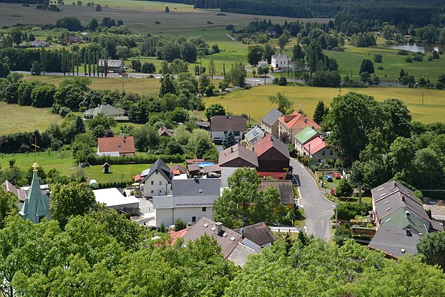 V podhradí leží stejnojmenná obec.(Foto: Petr Kinšt/commons.wikimedia.org/CC BY-SA 4.0)
