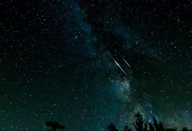 Zpočátku jde o ojedinělé meteory, okolo 12. srpna pak přijde ten pravý „hvězdný“ déšť!(Foto: Achim Kleist / Pixabay)